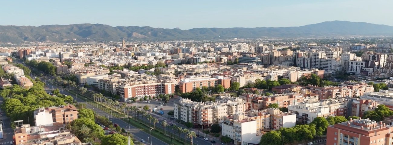 Vista aérea de Murcia con la Catedral y las montañas al fondo